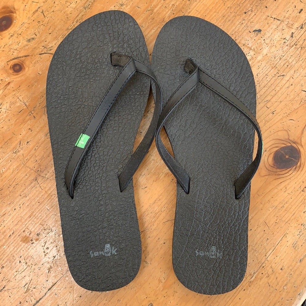 Danika black flip flops